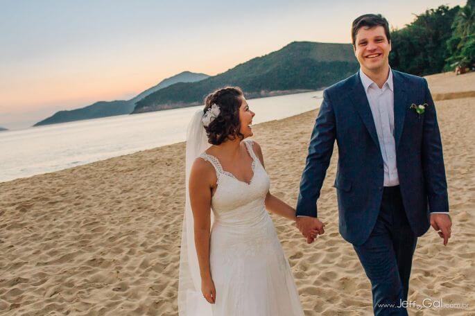 Casamento na Praia de Tainá e Rubens